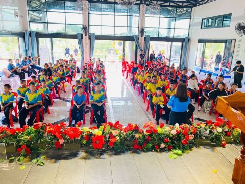 โครงการอบรมให้ความรู้ด้านการป้องกันและเฝ้าระวังเด็กจมน้ำในสถานศึกษา งบประมาณ 2569 🏫 วันที่ 13 สิงหาคม 2569 องค์การบริหารส่วนตำบลนาสะอาด โดย ได้ดำเนินโครงการอบรมให้ความรู้ด้านการป้องกันและเฝ้าระวังเด็กจมน้ำในสถานศึกษา งบประมาณ 2569 ณ Winwana Health Center Café & Pool อำเภอเพ็ญ จังหวัดอุดรธานี 🧍🏽โดยนายนายประไพร คำพิสัย นายกองค์การบริหารส่วนตำบลนาสะอาด เป็นประธานในพิธีเปิดโครงการ พร้อมด้วยคณะผู้บริหาร ประธานสภาองค์การบริหารส่วนตำบลนาสะอาด ผู้อำนวยการโรงเรียน คณะครูและเด็กนักเรียนในสถานศึกษาในเขตพื้นที่รับผิดชอบ เข้าร่วมกิจกรรมในครั้งนี้ มีวัตถุประสงค์เพื่อสร้างความรู้และความตระหนักในการป้องกันการจมน้ำให้แก่เด็กนักเรียนชั้นประถมศึกษา ชั้นปีที่ 1-6 ในพื้นที่ตำบลนาสะอาดให้เด็กมีความรู้และทักษะในการเอาชีวิตรอดในน้ำ การช่วยเหลือผู้ประสบภัยทางน้ำ การปฐมพยาบาลเบื้องต้น และการช่วยฟื้นคืนชีพ (CPR) เพื่อให้สามารถช่วยเหลือตนเองและผู้อื่นได้อย่างถูกต้อง ปลอดภัย และลดความสูญเสียจากการจมน้ำ ซึ่งยังคงเป็นสาเหตุการเสียชีวิตที่สำคัญของเด็กในประเทศไทย💦🏊♀️ 💦องค์การบริหารส่วนตำบลนาสะอาดให้ความสำคัญกับการส่งเสริมความปลอดภัยของเด็กและเยาวชนในพื้นที่ พร้อมมุ่งหวังให้ผู้เข้ารับการอบรมสามารถนำความรู้ที่ได้รับไปใช้ในการป้องกันอุบัติภัยทางน้ำ และถ่ายทอดความรู้สู่ครอบครัว ชุมชน และสถานศึกษา เพื่อร่วมกันสร้างสังคมที่ปลอดภัยและลดการสูญเสียจากการจมน้ำ🐠💧