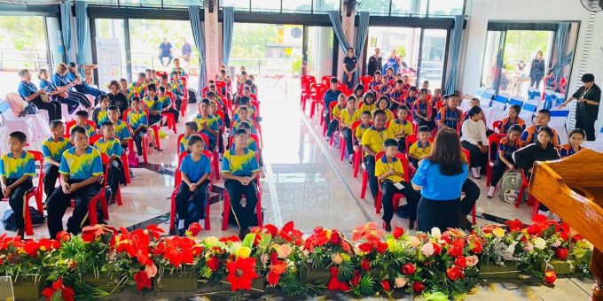โครงการอบรมให้ความรู้ด้านการป้องกันและเฝ้าระวังเด็กจมน้ำในสถานศึกษา งบประมาณ 2569 🏫 วันที่ 13 สิงหาคม 2569 องค์การบริหารส่วนตำบลนาสะอาด โดย ได้ดำเนินโครงการอบรมให้ความรู้ด้านการป้องกันและเฝ้าระวังเด็กจมน้ำในสถานศึกษา งบประมาณ 2569 ณ Winwana Health Center Café & Pool อำเภอเพ็ญ จังหวัดอุดรธานี 🧍🏽โดยนายนายประไพร คำพิสัย นายกองค์การบริหารส่วนตำบลนาสะอาด เป็นประธานในพิธีเปิดโครงการ พร้อมด้วยคณะผู้บริหาร ประธานสภาองค์การบริหารส่วนตำบลนาสะอาด ผู้อำนวยการโรงเรียน คณะครูและเด็กนักเรียนในสถานศึกษาในเขตพื้นที่รับผิดชอบ เข้าร่วมกิจกรรมในครั้งนี้ มีวัตถุประสงค์เพื่อสร้างความรู้และความตระหนักในการป้องกันการจมน้ำให้แก่เด็กนักเรียนชั้นประถมศึกษา ชั้นปีที่ 1-6 ในพื้นที่ตำบลนาสะอาดให้เด็กมีความรู้และทักษะในการเอาชีวิตรอดในน้ำ การช่วยเหลือผู้ประสบภัยทางน้ำ การปฐมพยาบาลเบื้องต้น และการช่วยฟื้นคืนชีพ (CPR) เพื่อให้สามารถช่วยเหลือตนเองและผู้อื่นได้อย่างถูกต้อง ปลอดภัย และลดความสูญเสียจากการจมน้ำ ซึ่งยังคงเป็นสาเหตุการเสียชีวิตที่สำคัญของเด็กในประเทศไทย💦🏊♀️ 💦องค์การบริหารส่วนตำบลนาสะอาดให้ความสำคัญกับการส่งเสริมความปลอดภัยของเด็กและเยาวชนในพื้นที่ พร้อมมุ่งหวังให้ผู้เข้ารับการอบรมสามารถนำความรู้ที่ได้รับไปใช้ในการป้องกันอุบัติภัยทางน้ำ และถ่ายทอดความรู้สู่ครอบครัว ชุมชน และสถานศึกษา เพื่อร่วมกันสร้างสังคมที่ปลอดภัยและลดการสูญเสียจากการจมน้ำ🐠💧