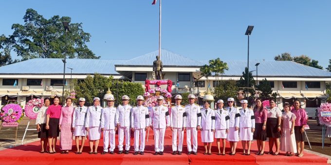 นายชัยณรงค์ สุระดะนัย นายอำเภอสร้างคอม เป็นประธานในพิธีวางพวงมาลา เนื่องในวันคล้ายวันสวรรคต พระบาทสมเด็จพระจุลจอมเกล้าเจ้าอยู่หัว (วันปิยมหาราช) ประจำปีพุทธศักราช 2569 ณ ลานพระบรมราชานุสาวรีย์ พระบาทสมเด็จพระจุลจอมเกล้าเจ้าอยู่หัว ที่ว่าการอำเภอสร้างคอม จังหวัดอุดรธานี โดยมีหัวหน้าส่วนราชการ หน่วยงานรัฐวิสาหกิจ ผู้บริหารองค์กรปกครองส่วนท้องถิ่น ภาคเอกชน ข้าราชการ เจ้าหน้าที่ กำนัน ผู้ใหญ่บ้าน และประชาชน เข้าร่วมพิธีฯ เพื่อร่วมแสดงความจงรักภักดีและน้อมรำลึกในพระมหากรุณาธิคุณอันหาที่สุดมิได้ที่ทรงบำเพ็ญพระราชกรณียกิจนานัปการเพื่อความเจริญรุ่งเรืองของประเทศชาติและความผาสุกของปวงชนชาวไทย